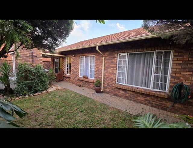 3 BEDROOM TOWNHOUSE FOR SALE IN MAGALIESKRUIN